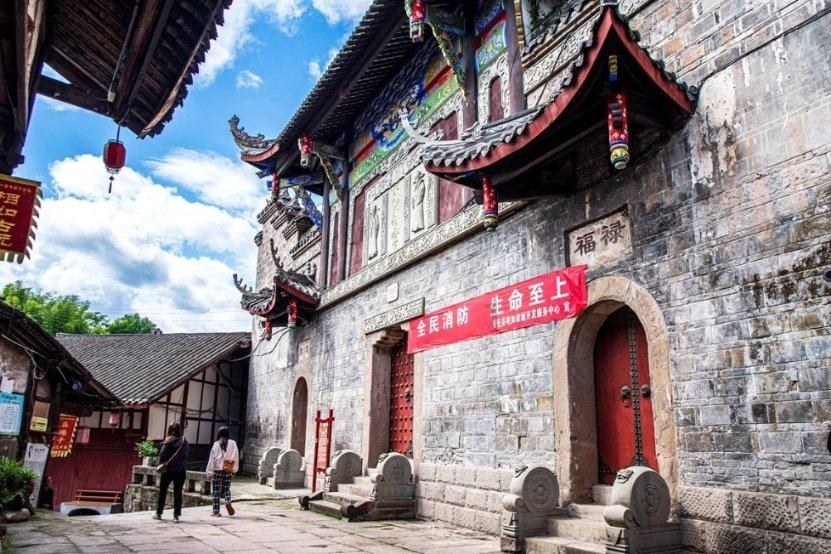 笑脸球的冒险之旅